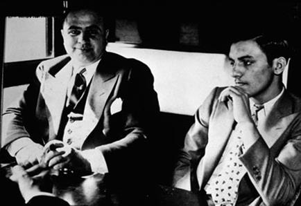 Al Capone, em direção à cadeia, depois de condenado por evasão fiscal