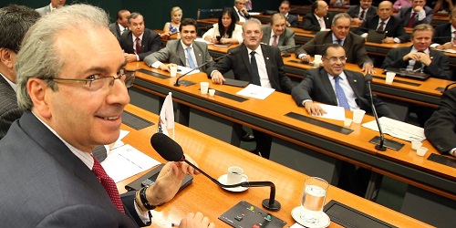 DF - PT/PMDB/TEMER - POLÍTICA - O líder do PMDB, Eduardo Cunha (RJ), coordena reunião da bancada   do partido para decidir sobre o rompimento, ou não, com a aliança   com o PT e a possível antecipação da convenção do partido, no   plenário 4 das comissões da Câmara dos Deputados, em Brasília, nesta   terça-feira.   11/03/2014 - Foto: ANDRE DUSEK/ESTADÃO CONTEÚDO