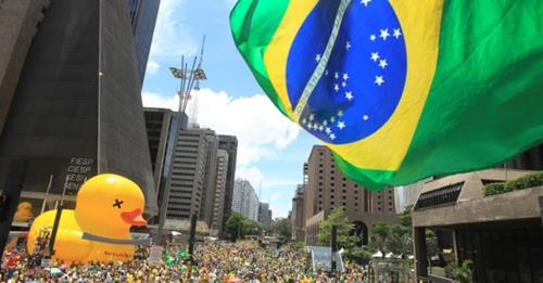 13dez2015---manifestantes-realizam-ato-pelo-impeachment-da-presidente-dilma-rousseff-na-avenida-paulista-em-sao-paulo-1450027254952_956x500