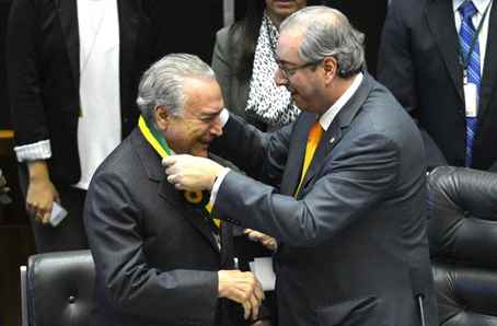 Brasília - O vice-presidente Michel Temer recebe do presidente da Câmara dos Deputados, Eduardo Cunha, a Medalha do Mérito Legislativo 2015 (Antonio Cruz/Agência Brasil)