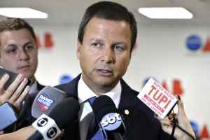 Brasília - O presidente da OAB, Cláudio Pacheco Prates Lamachia, durante coletiva fala sobre o senador Delcídio do Amaral (Valter Campanato/Agência Brasil)