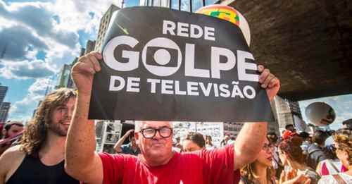18mar2016-criticas-aos-discursos-da-rede-globo-durante-a-crise-politica-brasileira-e-uma-constante-em-protestos-rede-golpe-de-televisao-ironiza-manifestante-1458339894469_956x500