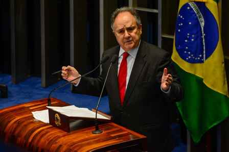 Brasília - Senador Cristovam Buarque anuncia, no plenário do Senado, sua desfiliação do PDT e sua entrada no PPS (Fabio Rodrigues Pozzebom/Agência Brasil)