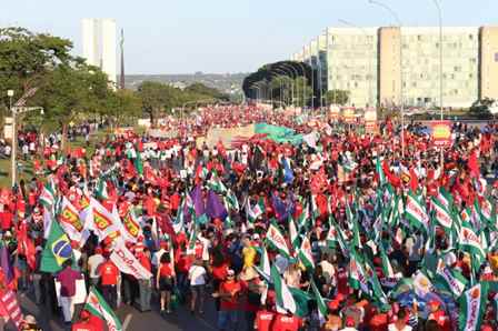 Brasília- DF- Brasil- Manifestantes realizam ato em defesa da democracia, em Brasilia.

Foto: Lula Marques/ Agência PT