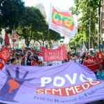Por que milhões ficam em casa ao invés de sairem às ruas em defesa da democracia no Brasil? 