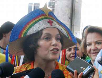recife-a-ministra-da-casa-civil-dilma-rousseff-fala-a-imprensa-durante-o-desfile-do-bloco-galo-da-madrugada-no-camarote-do-governador-de-pernambuco-eduardo-campos-foto-antonio-cruz-abr