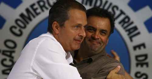 19out2012---o-senador-tucano-aecio-neves-a-dir-abraca-o-governador-de-pernambuco-eduardo-campos-psb-durante-ato-de-campanha-para-o-candidato-antonio-lerin-psb-na-cidade-de-u(1) Abraço de afogados? De escorpiões? Ou estratégia?