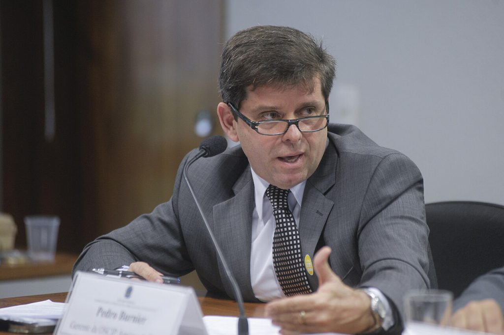 Gerente da OSCIP Amigos da Terra, Pedro Burnier em pronunciamento à mesa da sala de comissões do Senado durante a Comissão Mi