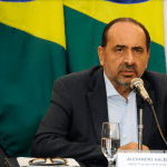 Alexandre Kalil sentado à mesa de reuniões