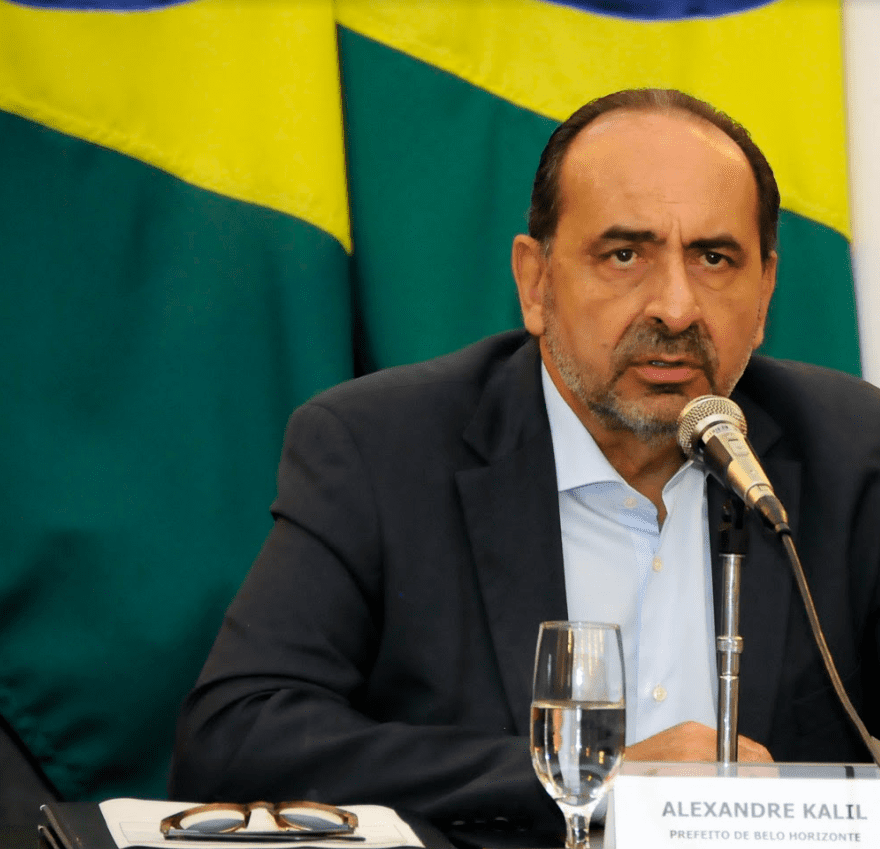 Alexandre Kalil sentado à mesa de reuniões