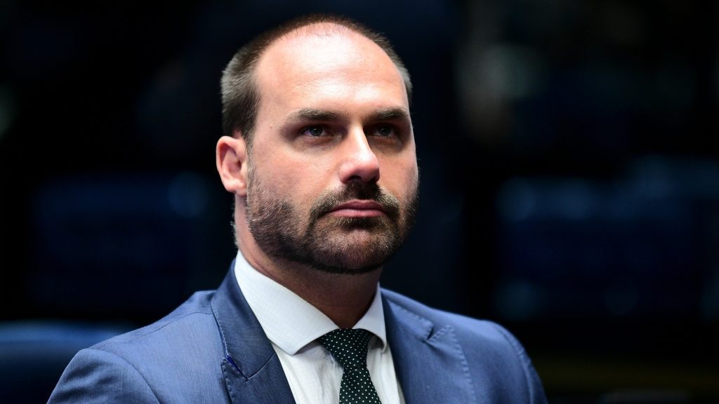 Eduardo Bolsonaro sentado durante sessão no Senado Federal