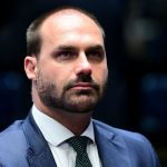 Eduardo Bolsonaro sentado durante sessão no Senado Federal