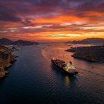 Navio de carga no Estreito de Hormuz durante o entardecer