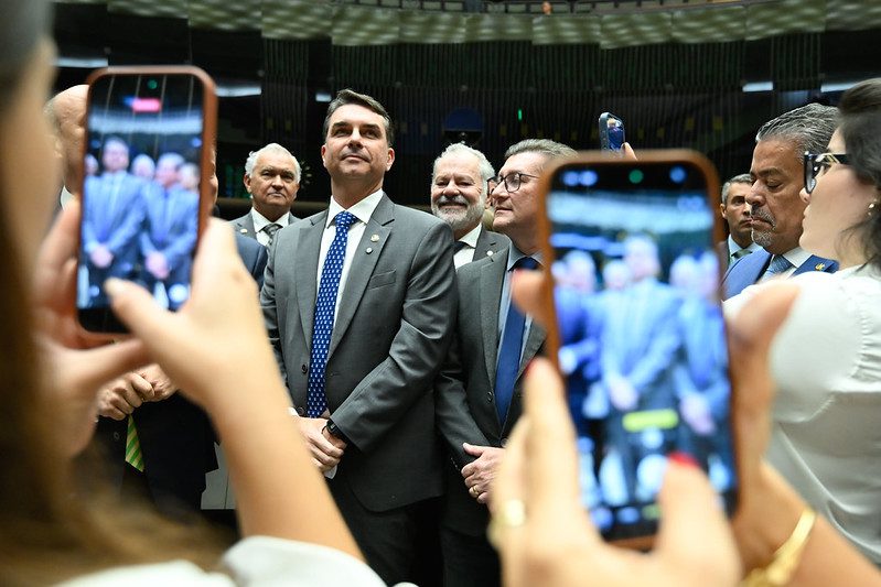 Imagem editorial de apoio sobre oficial.