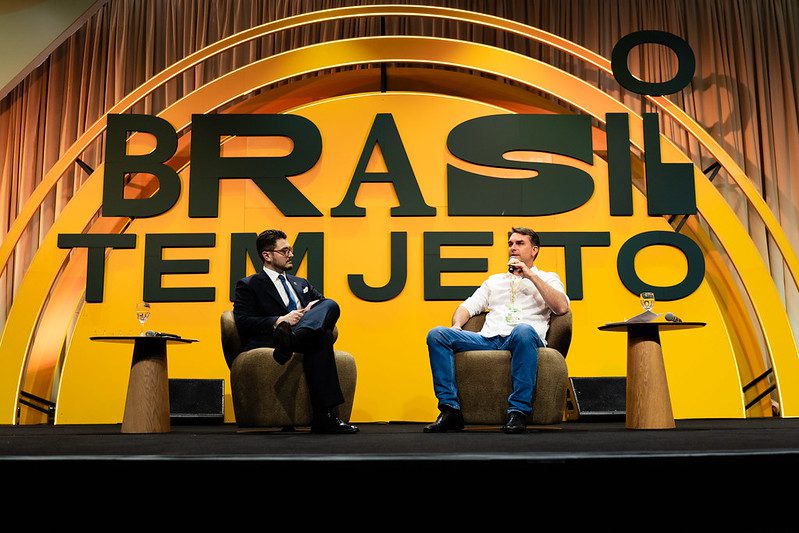 Imagem editorial de apoio sobre oficial.