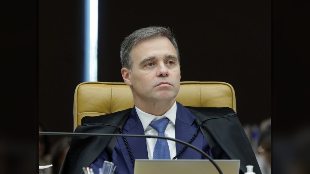 Imagem editorial de apoio sobre oficial.