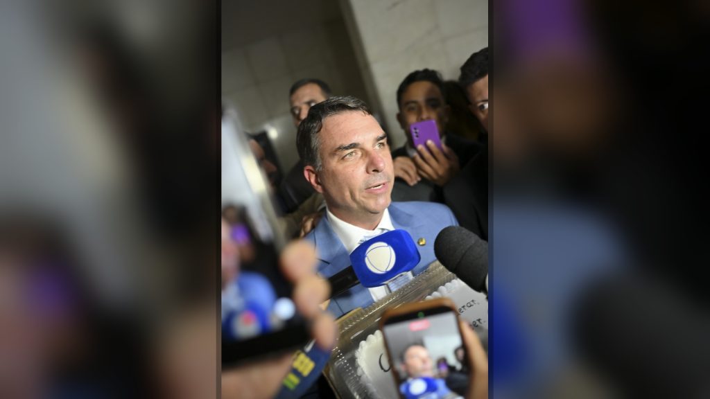 Imagem editorial de apoio sobre oficial.