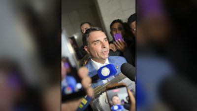 Imagem editorial de apoio sobre oficial.