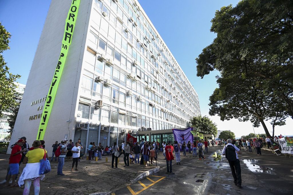 Imagem editorial de apoio sobre institucional.