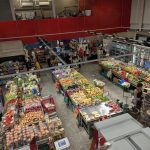 Interior do supermercado Zona Sul de Laranjeiras no Rio de Janeiro demonstrando a oferta de alimentos e a movimentação do comércio.