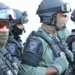 Agentes da ICE durante operação de fiscalização