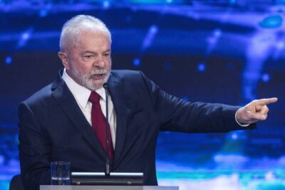 Presidente avalia não participar dos debates do primeiro turno, enquanto aliados divergem sobre os riscos e benefícios da estratégia eleitoral.