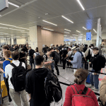 Enquanto o verão se aproxima, companhias aéreas alertam que a estrutura atual não consegue atender ao aumento esperado no fluxo de viajantes.