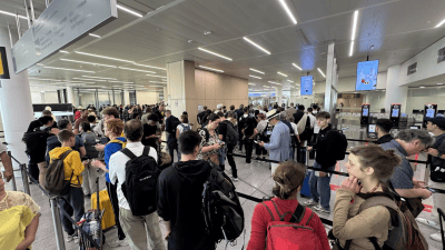 Enquanto o verão se aproxima, companhias aéreas alertam que a estrutura atual não consegue atender ao aumento esperado no fluxo de viajantes.