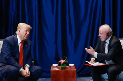 Medida prevê tarifa de 25% sobre parte das exportações brasileiras e amplia as tensões entre Brasília e Washington em temas comerciais.