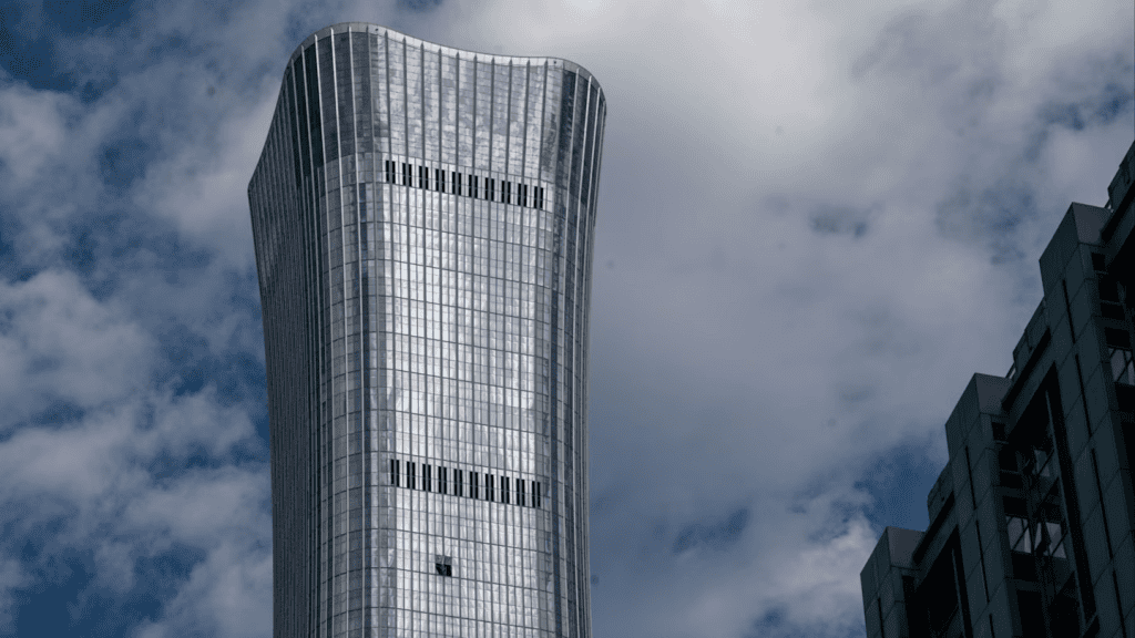 Acidente que atingiu a Citic Tower deixou uma pessoa morta e 13 feridos, além de provocar debate sobre protocolos de vigilância aérea.