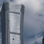 Acidente que atingiu a Citic Tower deixou uma pessoa morta e 13 feridos, além de provocar debate sobre protocolos de vigilância aérea.