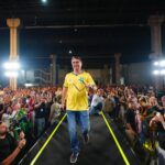 Flávio Bolsonaro dança durante evento do PL no Rio de Janeiro em 3 de julho de 2026
