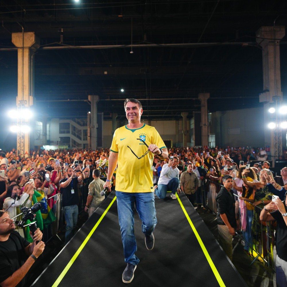 Flávio Bolsonaro dança durante evento do PL no Rio de Janeiro em 3 de julho de 2026