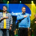 Flávio Bolsonaro discursa em evento político recente em São Paulo