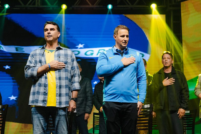 Flávio Bolsonaro discursa em evento político recente em São Paulo