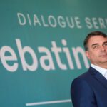 Flávio Bolsonaro em evento da série Dialogue, em retrato oficial divulgado em seu Flickr