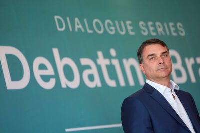 Flávio Bolsonaro em evento da série Dialogue, em retrato oficial divulgado em seu Flickr