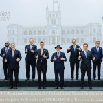 Presidente Luiz Inácio Lula da Silva ao lado de chefes de Estado durante a LXVIII Cúpula do Mercosul, em Assunção, no Paraguai, em 30 de junho de 2026. Os líderes aparecem no palco com o logotipo do bloco visível.