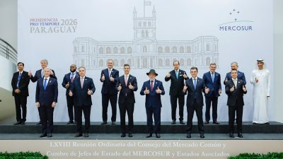 Presidente Luiz Inácio Lula da Silva ao lado de chefes de Estado durante a LXVIII Cúpula do Mercosul, em Assunção, no Paraguai, em 30 de junho de 2026. Os líderes aparecem no palco com o logotipo do bloco visível.
