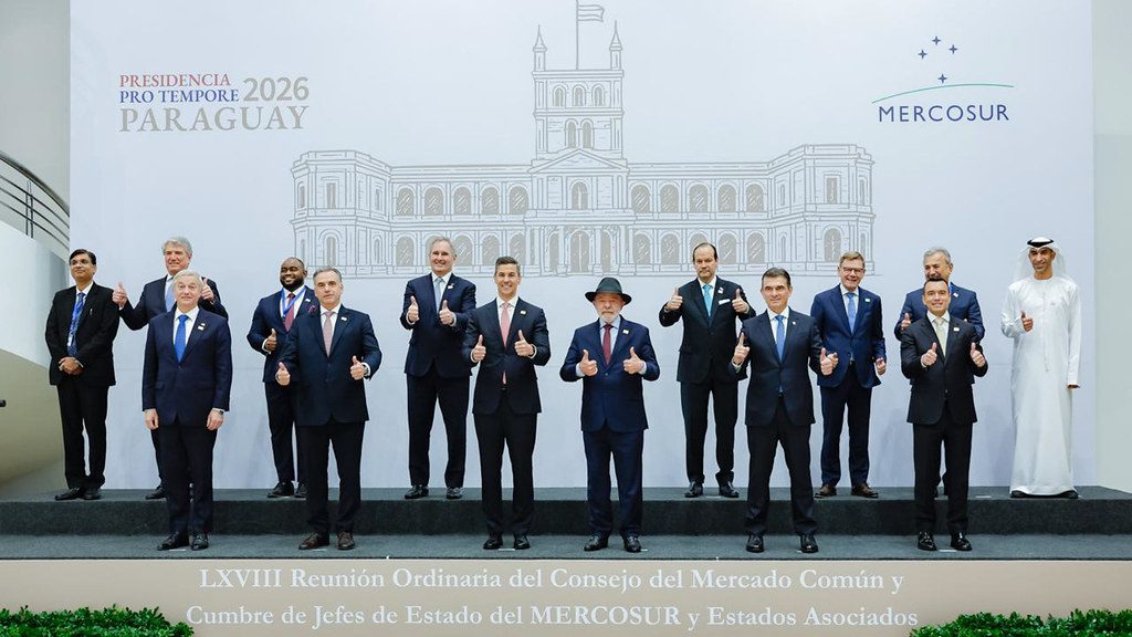 Presidente Luiz Inácio Lula da Silva ao lado de chefes de Estado durante a LXVIII Cúpula do Mercosul, em Assunção, no Paraguai, em 30 de junho de 2026. Os líderes aparecem no palco com o logotipo do bloco visível.