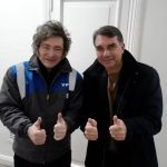 Javier Milei e Flávio Bolsonaro posam para foto em reunião política