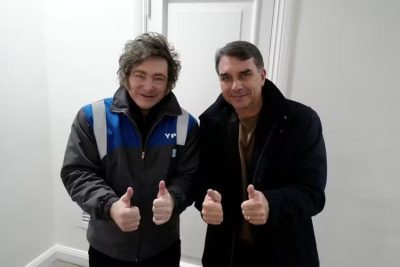 Javier Milei e Flávio Bolsonaro posam para foto em reunião política