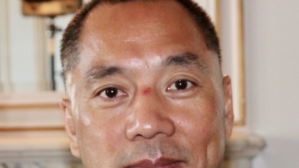 Miles Guo, também conhecido como Guo Wengui, de terno, em entrevista em Nova York em 2017