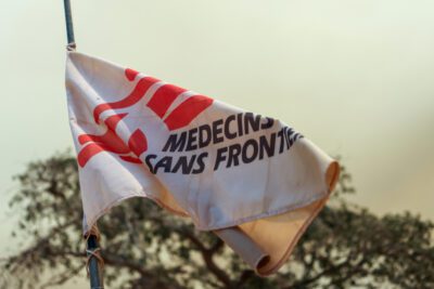 Organização denuncia detenções sem acusação formal, isolamento prolongado e relatos de tortura contra profissionais da saúde palestinos presos por Israel.