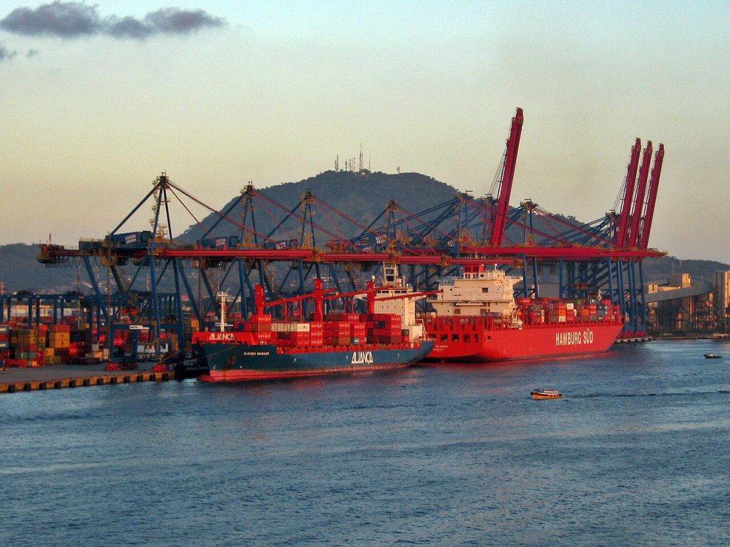 Vista aerea do Porto de Santos com navios e containeres — o maior porto do Brasil.