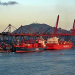 Vista aerea do Porto de Santos com navios e containeres — o maior porto do Brasil.