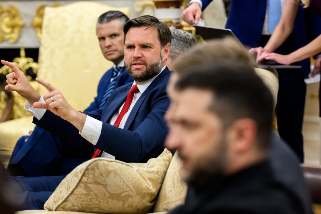 Donald Trump atrás da mesa Resolute no Salão Oval com líderes europeus sentados diante dele