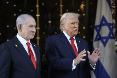 Prefeito de Nova York afirma discutir medidas legais sobre eventual visita de Netanyahu, enquanto Trump garante que o premiê não será preso nos Estados Unidos.