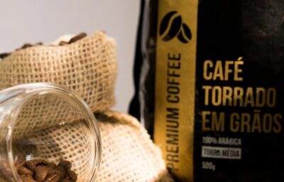 Pressionados pelos preços elevados, consumidores investem em café em grãos e buscam qualidade, sabor e uma experiência mais próxima das cafeterias.