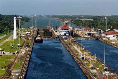 Panama_Canal_Gatun_Locks_opt